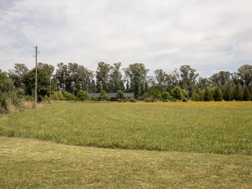 Amplio terreno en Santa María Polo Club