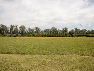 Amplio terreno en Santa María Polo Club