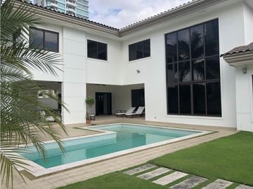 VENTA DE CASA EN COSTA DEL ESTE - PH PASEO DEL PARQUE
