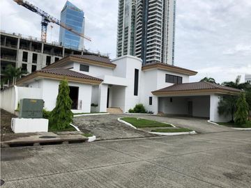 VENTA DE CASA EN COSTA DEL ESTE - PH PASEO DEL PARQUE