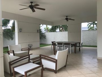 VENTA DE CASA EN COSTA DEL ESTE - PH PASEO DEL PARQUE