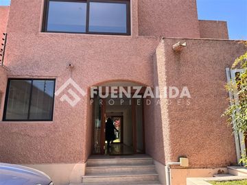 Casa en Venta en Entre Helsby y Onofre Jarpa