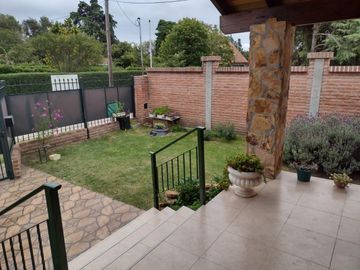 Chalet de categoría, Barrio Golf, a 4 cuadras del centro. La Cumbre Córdoba