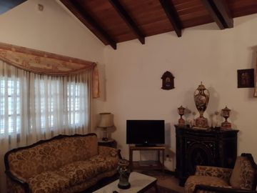 Chalet de categoría, Barrio Golf, a 4 cuadras del centro. La Cumbre Córdoba