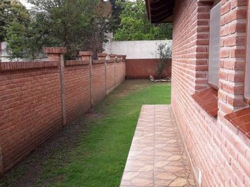 Chalet de categoría, Barrio Golf, a 4 cuadras del centro. La Cumbre Córdoba