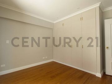 HERMOSO DUPLEX  EN SAN ISIDRO FRENTE AL PARQUE