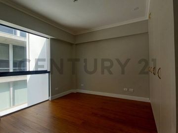 HERMOSO DUPLEX  EN SAN ISIDRO FRENTE AL PARQUE