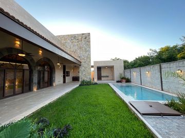 Casa en venta con elevador dentro de privada al norte de Merida