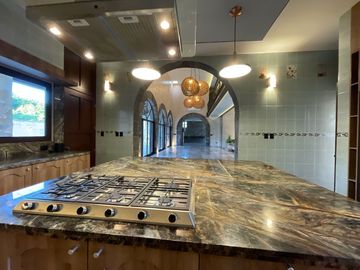 Casa en venta con elevador dentro de privada al norte de Merida