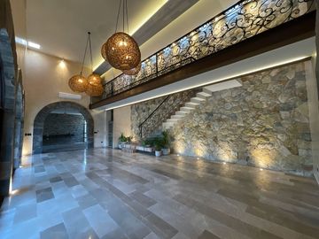 Casa en venta con elevador dentro de privada al norte de Merida