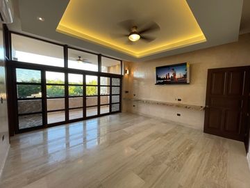 Casa en venta con elevador dentro de privada al norte de Merida