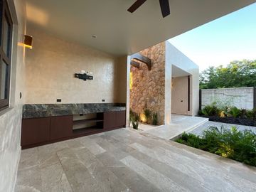 Casa en venta con elevador dentro de privada al norte de Merida