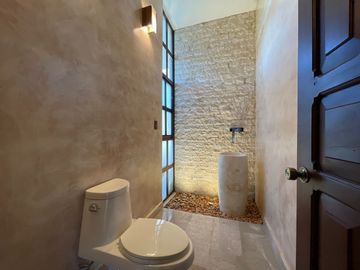 Casa en venta con elevador dentro de privada al norte de Merida