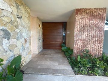 Casa en venta con elevador dentro de privada al norte de Merida