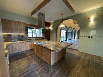 Casa en venta con elevador dentro de privada al norte de Merida