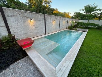 Casa en venta con elevador dentro de privada al norte de Merida
