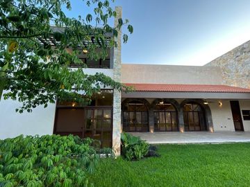 Casa en venta con elevador dentro de privada al norte de Merida