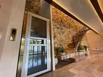Casa en venta con elevador dentro de privada al norte de Merida