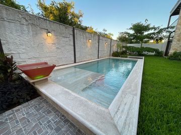 Casa en venta con elevador dentro de privada al norte de Merida