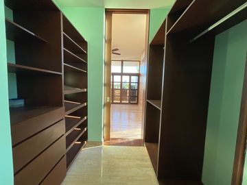 Casa en venta con elevador dentro de privada al norte de Merida