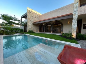 Casa en venta con elevador dentro de privada al norte de Merida