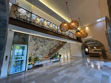 Casa en venta con elevador dentro de privada al norte de Merida