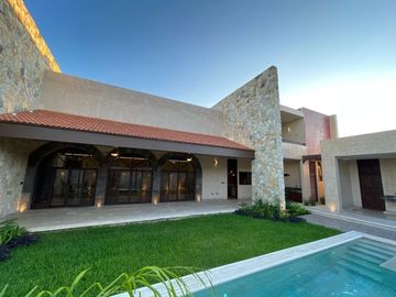 Casa en venta con elevador dentro de privada al norte de Merida
