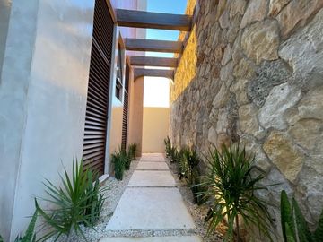 Casa en venta con elevador dentro de privada al norte de Merida