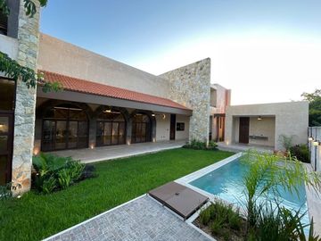 Casa en venta con elevador dentro de privada al norte de Merida