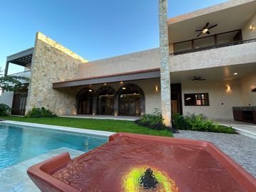 Casa en venta con elevador dentro de privada al norte de Merida