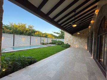 Casa en venta con elevador dentro de privada al norte de Merida