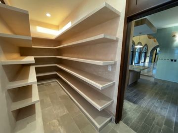 Casa en venta con elevador dentro de privada al norte de Merida
