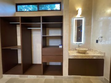 Casa en venta con elevador dentro de privada al norte de Merida