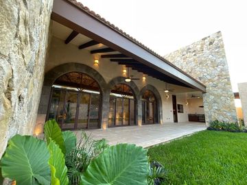 Casa en venta con elevador dentro de privada al norte de Merida