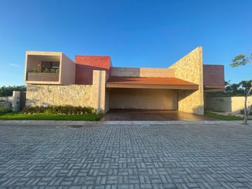 Casa en venta con elevador dentro de privada al norte de Merida