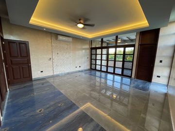 Casa en venta con elevador dentro de privada al norte de Merida