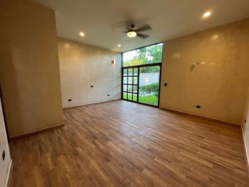 Casa en venta con elevador dentro de privada al norte de Merida