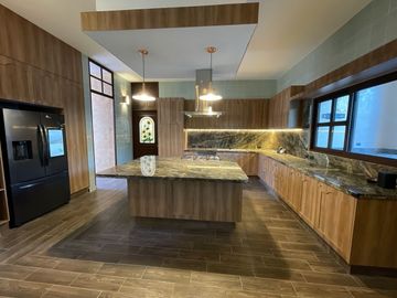 Casa en venta con elevador dentro de privada al norte de Merida
