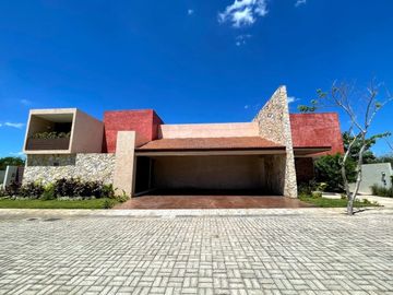 Casa en venta con elevador dentro de privada al norte de Merida