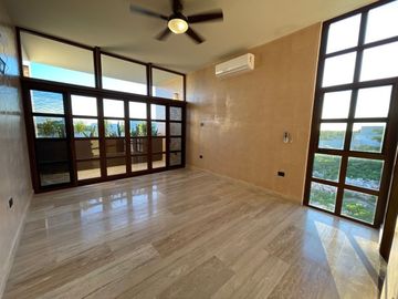 Casa en venta con elevador dentro de privada al norte de Merida