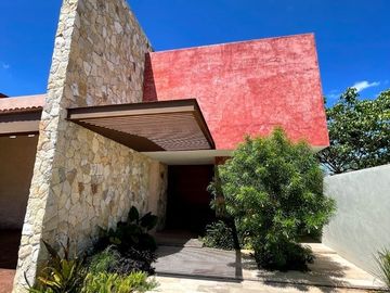 Casa en venta con elevador dentro de privada al norte de Merida