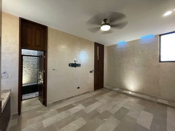 Casa en venta con elevador dentro de privada al norte de Merida