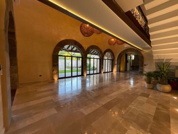 Casa en venta con elevador dentro de privada al norte de Merida