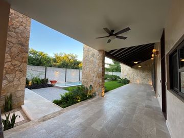 Casa en venta con elevador dentro de privada al norte de Merida