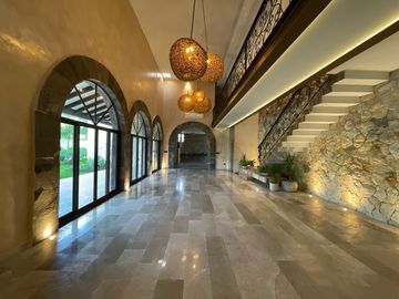 Casa en venta con elevador dentro de privada al norte de Merida