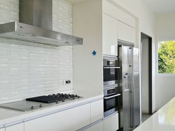 Casa Esquina, excelentes acabados y orientacion