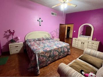 Venta de Casa en Ciudad Lerdo: Gran Tamaño y Encantador Jardín