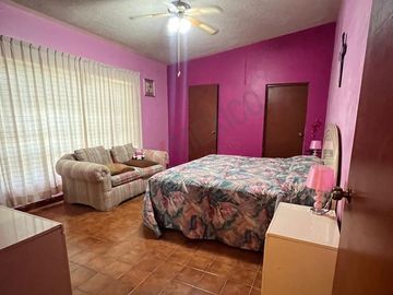 Venta de Casa en Ciudad Lerdo: Gran Tamaño y Encantador Jardín