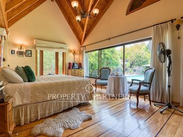 Casa 7 dormitorios en 1300 m2 de terreno, gran quincho y piscina Avenida Central/Las Nalcas Norte, Lo Cañas