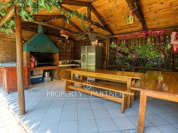 Casa 7 dormitorios en 1300 m2 de terreno, gran quincho y piscina Avenida Central/Las Nalcas Norte, Lo Cañas